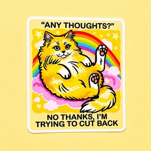 K&ouml;nnte beinhalten: Ein rechteckiger Aufkleber mit einer flauschigen gelben Katze, die auf dem R&uuml;cken vor einem Regenbogen, rosa Wolken und gelben Sternen liegt. Der Text "ANY THOUGHTS?" steht oben und "NO THANKS, I'M TRYING TO CUT BACK" unten.