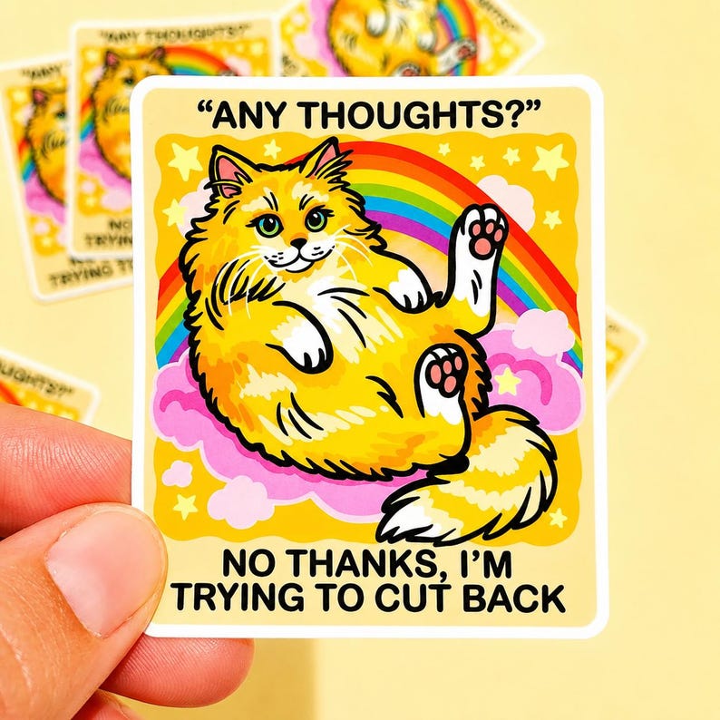 K&ouml;nnte beinhalten: Ein rechteckiger Aufkleber mit einer flauschigen orangefarbenen Katze, die auf rosa Wolken liegt, vor einem Hintergrund mit Regenbogen und gelben Sternen. Der Text lautet oben ANY THOUGHTS? und unten NO THANKS, I'M TRYING TO CUT BACK.