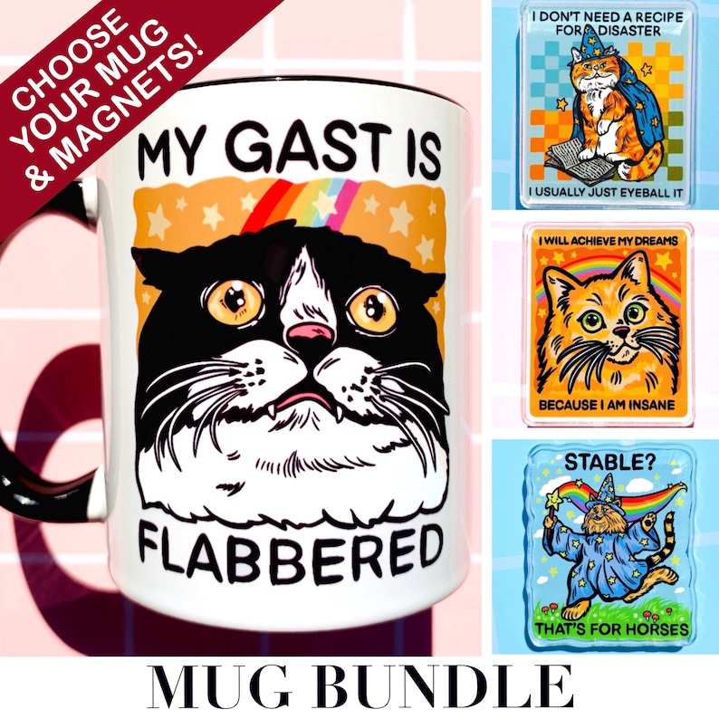 Puede incluir: Una taza de cer&aacute;mica blanca con asa negra y la frase "MY GAST IS FLABBERED" y una ilustraci&oacute;n de gato. La imagen tambi&eacute;n muestra varios imanes con tem&aacute;tica de gatos con frases humor&iacute;sticas y un texto "MUG BUNDLE".