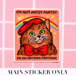 Pu&ograve; includere: Un adesivo quadrato raffigurante un gatto marrone che indossa un basco rosso e un papillon rosso. Dietro il gatto ci sono un arcobaleno e stelle gialle su sfondo color pesca. Il testo recita I'M NOT ARTSY FARTSY e I'M AN ARTISAN FARTISAN.