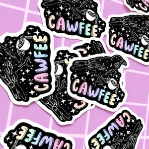 Naklejka z krukiem, kawa, humor, obserwacja ptaków, prezent dla miłośnika ptaków, zabawna naklejka, wiedźmi kalambur, zderzak samochodu, uroczy prezent, kawa, temat, jej, dziewczyna, kalambur zdjęcie 4