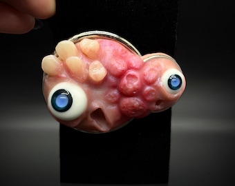 Screaming Conjoined Twin Monster Pin — OOAK Hand Sculpted Creepy Cute Oddity Brooch, Glass Eyes, Weirdcore Horror Jewelry Gift