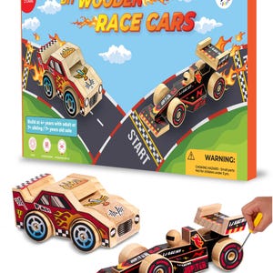Peut inclure: Un kit de construction de voitures de course en bois DIY avec deux voitures, une voiture de Formule 1 rouge et noire et une voiture de sport rouge et jaune. La boîte montre les voitures sur une piste de course avec les mots "DIY Wooden Race Cars" et "Start".