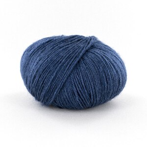 Peut inclure: Une pelote de laine bleu foncé.