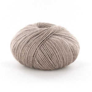 Peut inclure: Une pelote de laine de couleur beige clair.