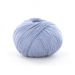 Peut inclure: Une pelote de laine bleu clair.