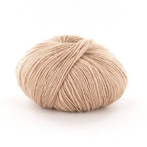 Peut inclure: Une pelote de laine de couleur beige clair.