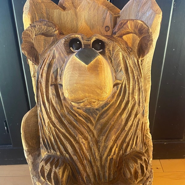 Bär im Stumpf, Holz Kettensäge Carving