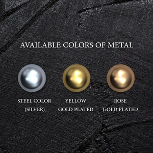 Puede incluir: Tres muestras de metal que muestran los colores disponibles: color acero (plata), chapado en oro amarillo y chapado en oro rosa.