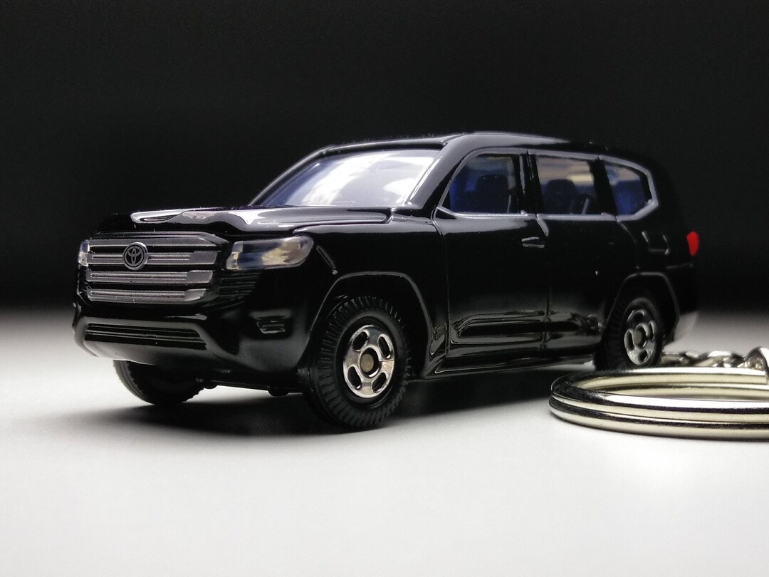 Toyota Land Cruiser Oval Metal Keychain – Chrome Au-Tomotive Gold Key Fob