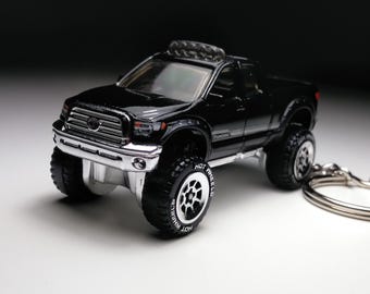 Leckerer bestickter Schlüsselanhänger mit satiniertem Anhänger