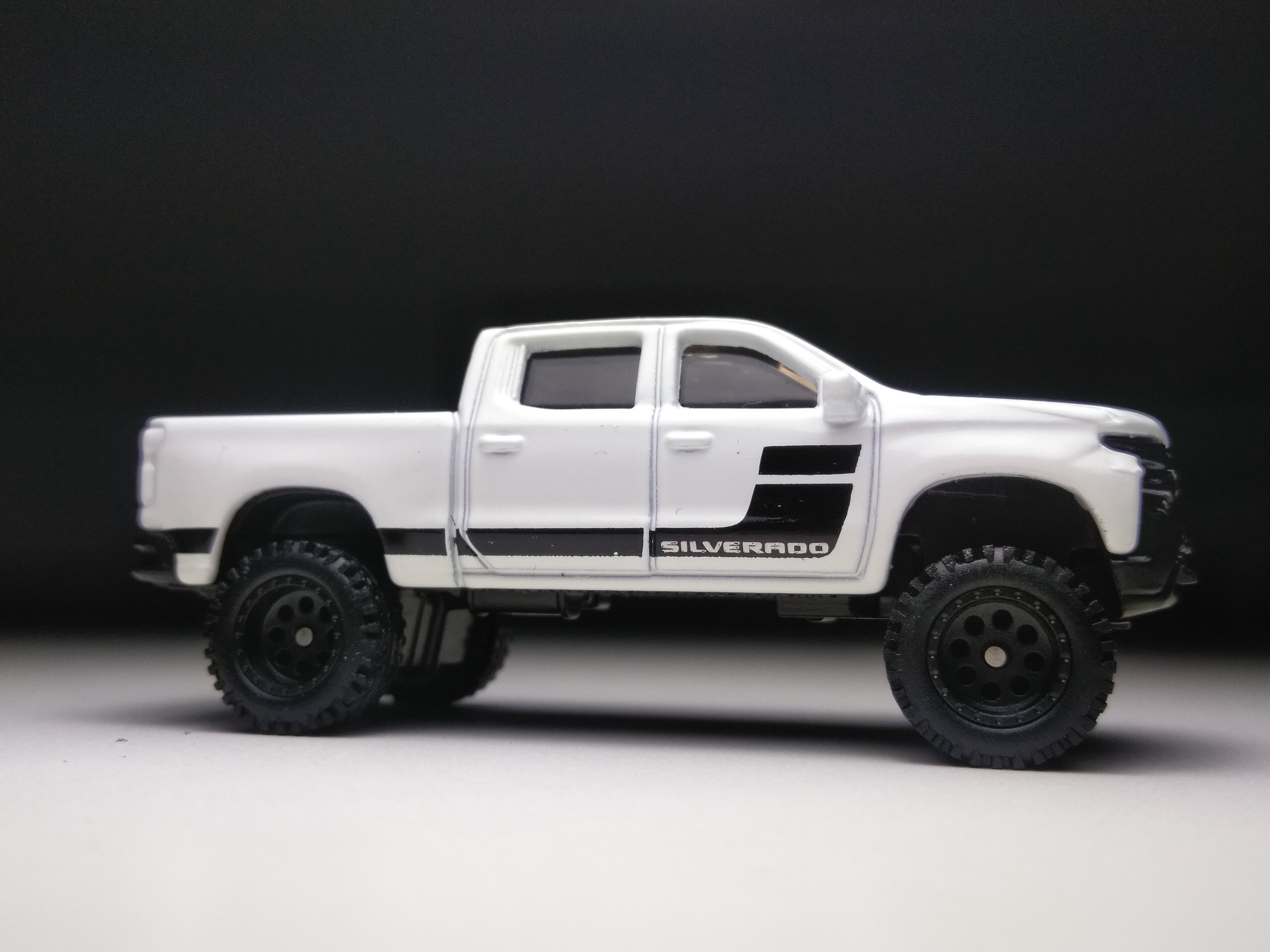 ホットウィール シボレー シルバラード Amazon.co.jp: DieCast ホットウィール シボレー シルバラード