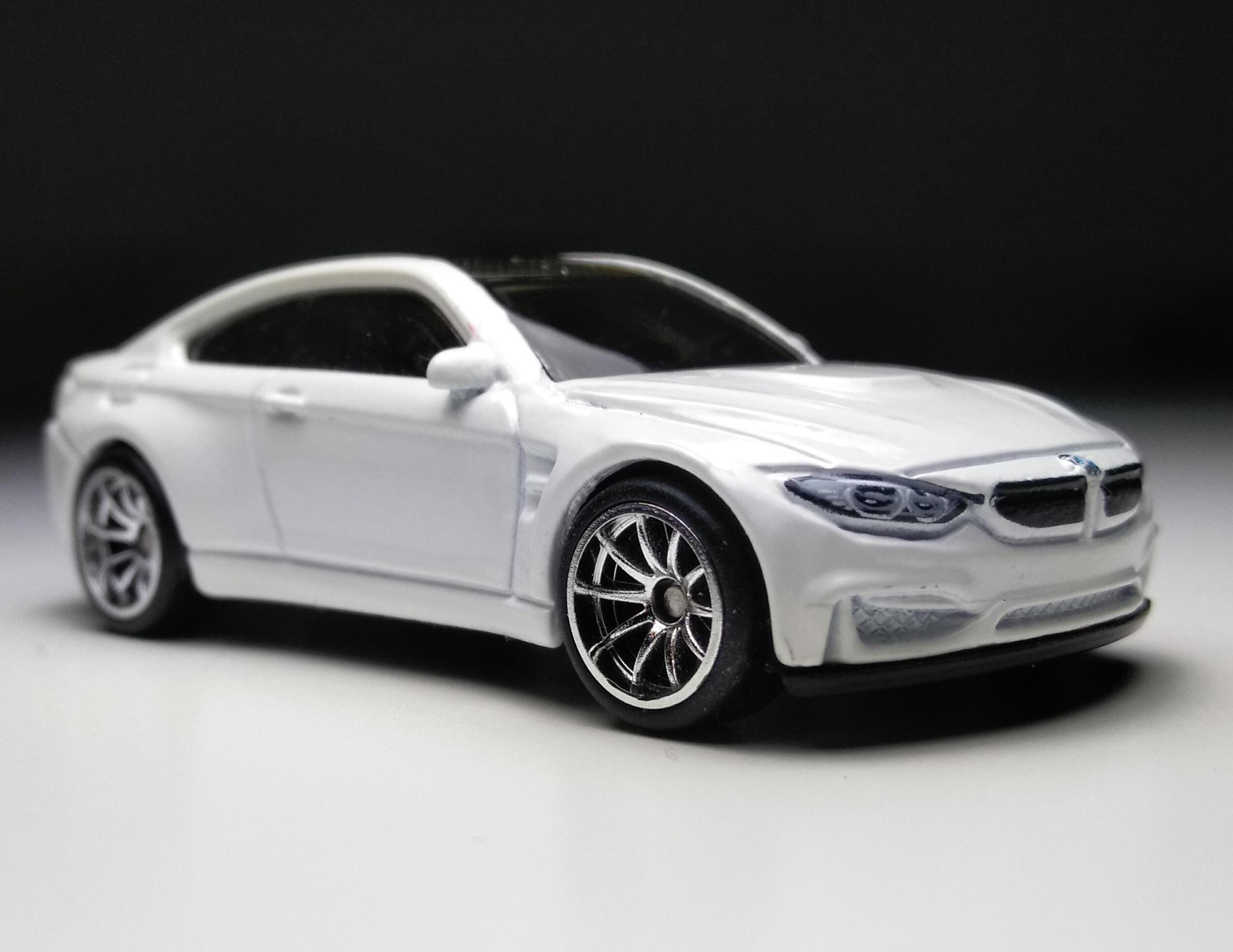 Hot Wheels BMW M4 ホワイト Amazon.com: Hot Wheels 2016 BMW BMW M4 189/250, White : Toys