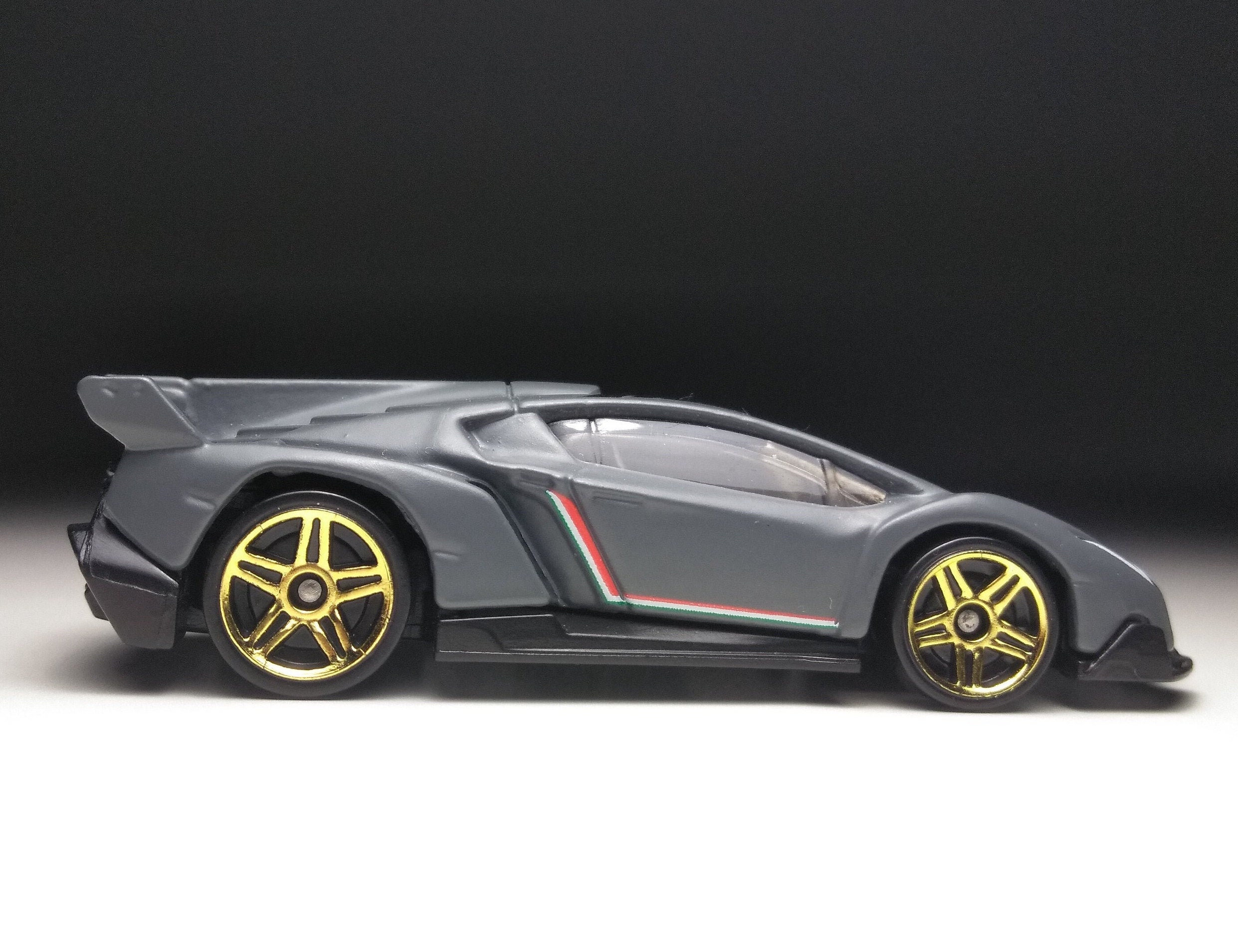 ホットウィール　ランボルギーニベネノ Lamborghini Veneno Hot Wheels (custom Plastic Black Wheels