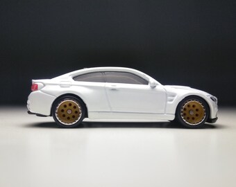 Hot Wheels BMW M4 ホワイト Amazon.com: Hot Wheels 2016 BMW BMW M4 189/250, White : Toys