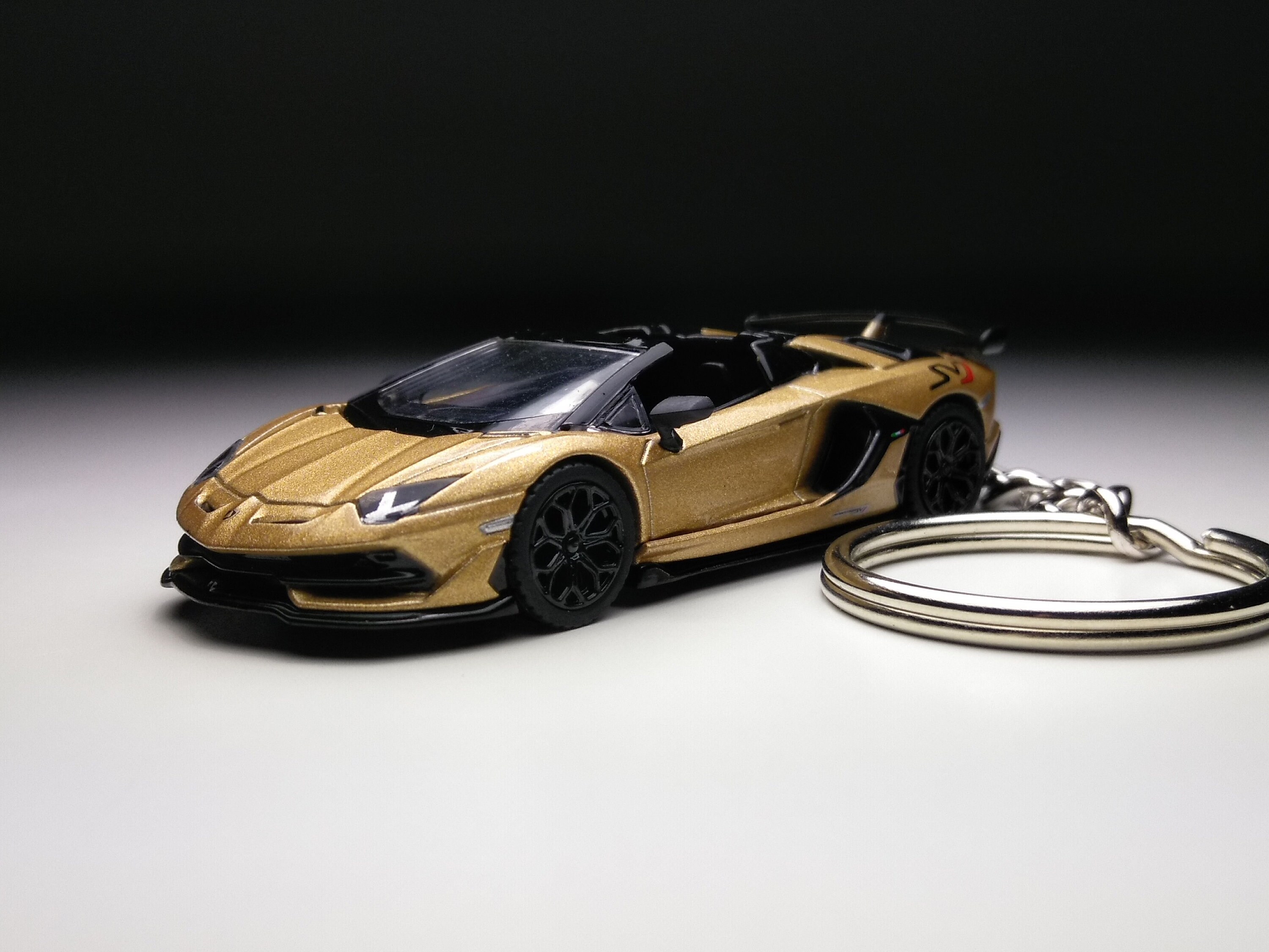 ランボルギーニ アヴェンタドール SVJ キーホルダー - Etsy 日本