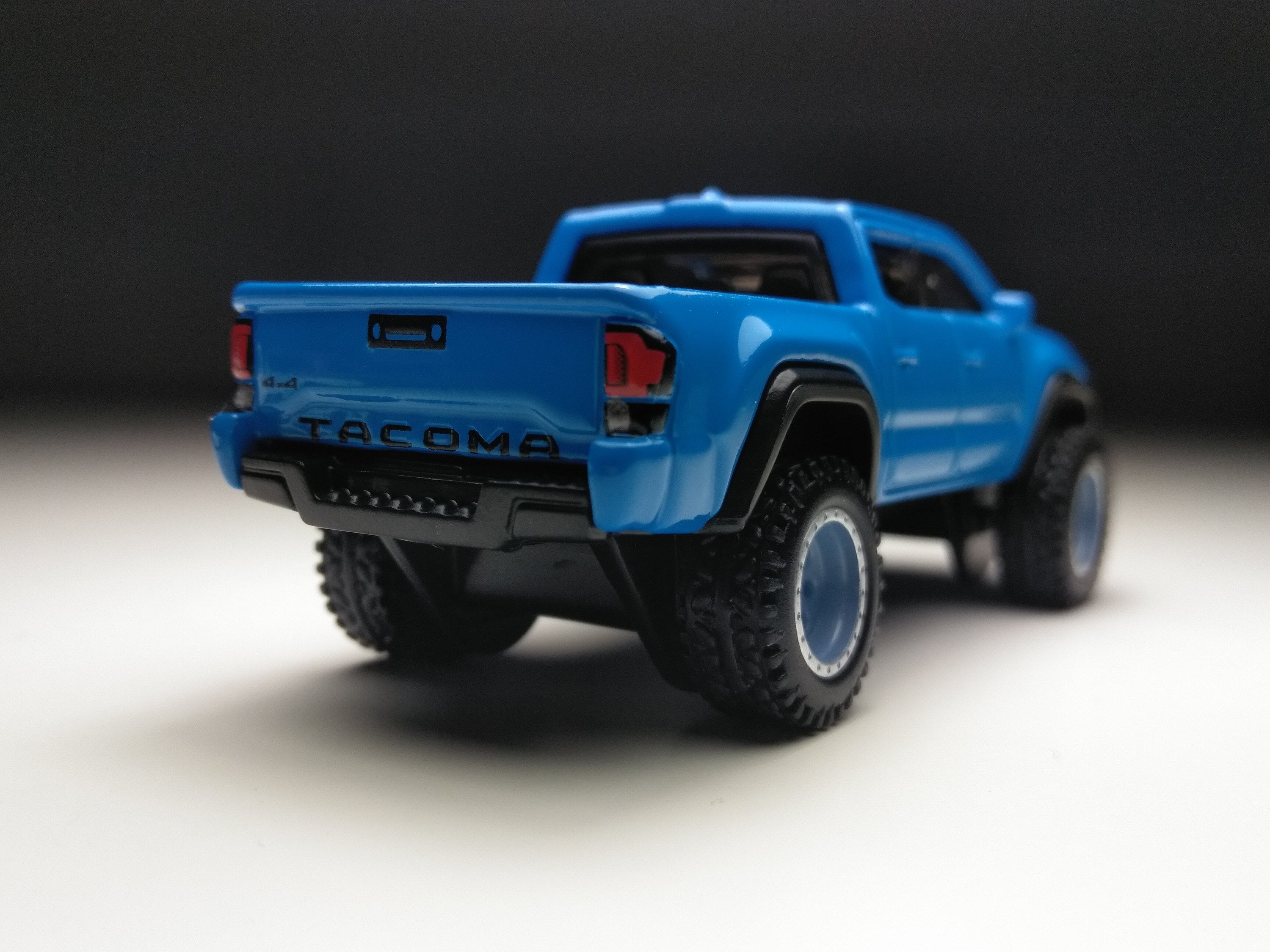 ホットウィール '20 トヨタ タコマ TOYOTA TACOMA 青 Amazon.com: Hot Wheels '20 Toyota Tacoma, Hot Trucks 4/10