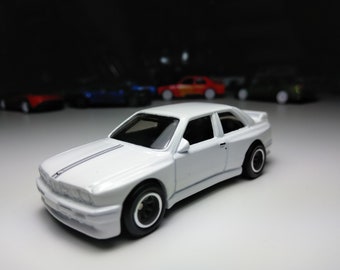 ホットウィール カリフォルニア カスタム　BMW 323i E30コンバーチブル Amazon.com: Hot Wheels Car Culture Circuit Legends Vehicles