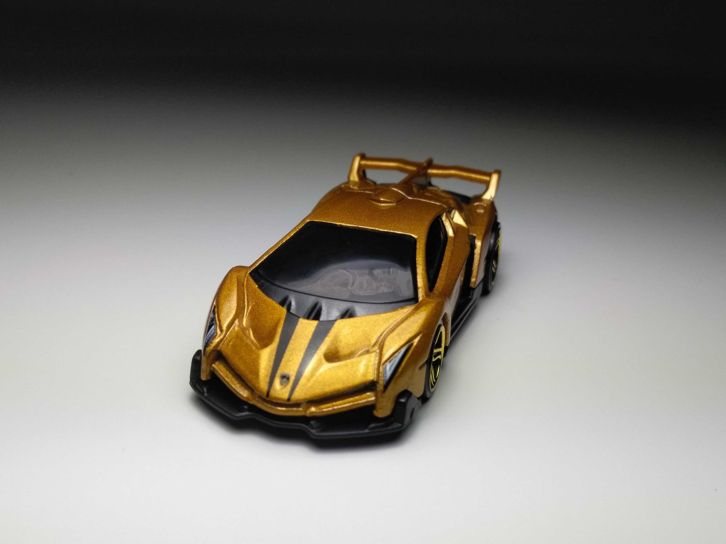 Gold Lamborghini Hot Wheels - www.inf-inet.com