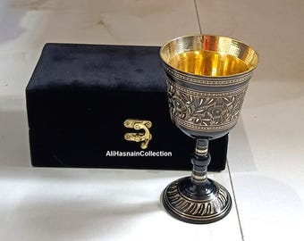 Geprägter schwarzer Weinkelch mit schwarzer Samtbox: Zeremonielles Trinkgeschirr aus Messing