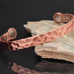 Koperen herenarmband, massief koperen manchetarmband in gehamerde stijl, ideaal cadeau voor hem, koperen herensieraden met geschenkdoos en gratis cadeaubon
