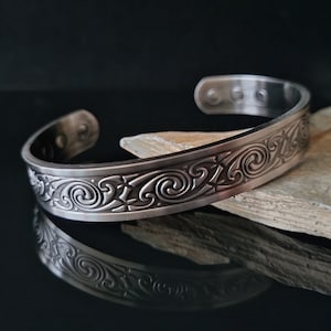 Koperen herenarmband, massief koperen manchetarmband in Keltische stijl, ideaal cadeau voor hem, zilveren afwerking met geschenkdoos | Met gratis cadeaubon