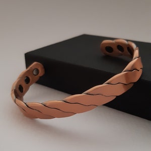 Koperen armband voor mannen en vrouwen, gevlochten design koperen manchetarmband, ideaal cadeau voor mannen en vrouwen met geschenkdoos | Gratis cadeaubon