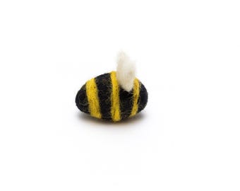 Buzzy Bee – Juguete para gatos hecho a mano con forma de abejorro de fieltro, con aroma a lanolina y sin hierba gatera