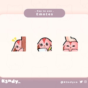 Może przedstawiać: Trzy animowane emotki przedstawiające różowo-czerwone stworzenie z białym brzuchem. Pierwsza emotka pokazuje stworzenie zerkające zza drewnianego słupa. Druga emotka pokazuje stworzenie trzymające ołówek i notes. Trzecia emotka pokazuje stworzenie z zamkniętymi oczami i ręką głaszczącą je po głowie. Tekst "Pay to use. Emotes." znajduje się w górnej części obrazu.