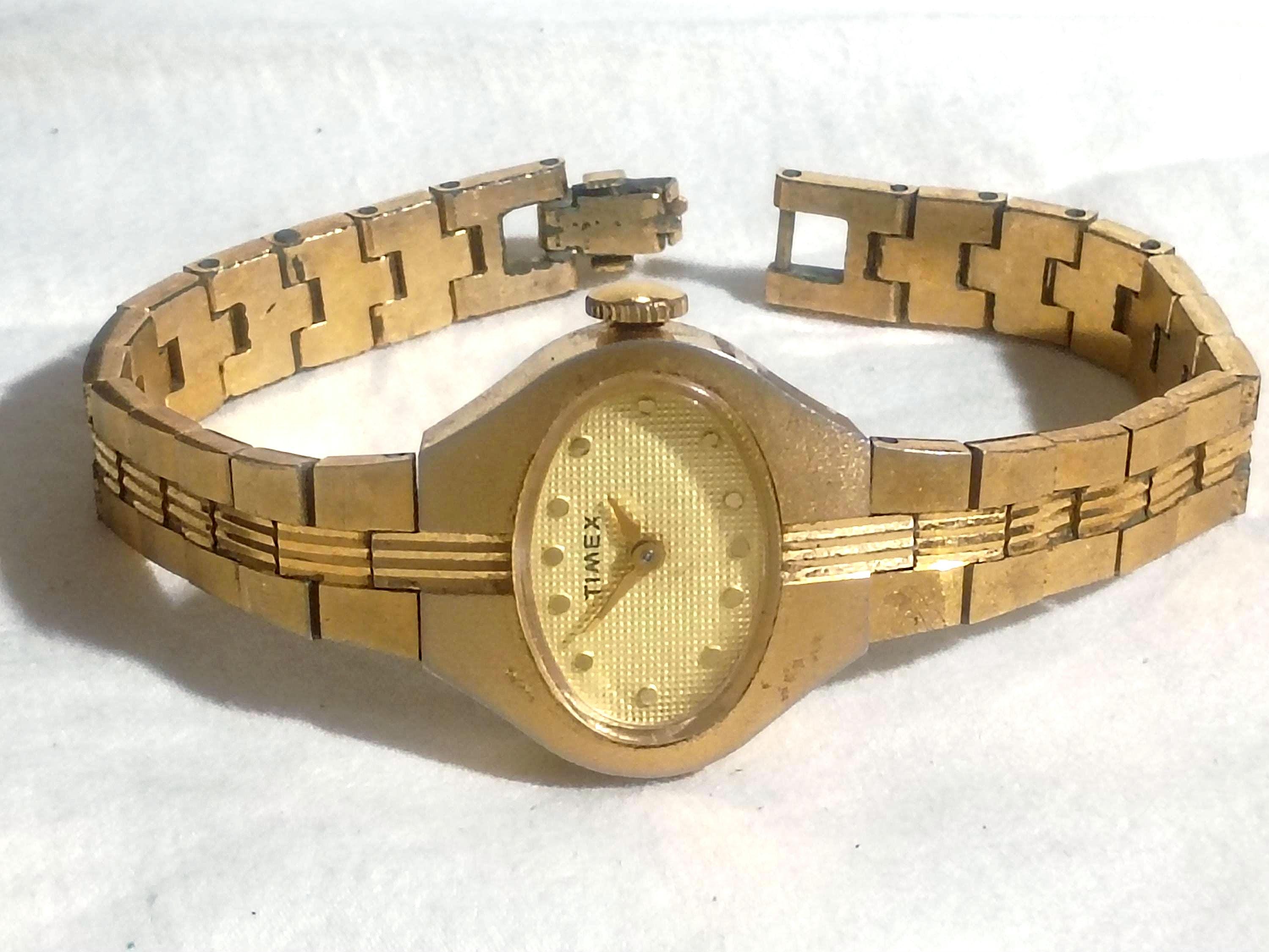 Vintage Timex ladies oval gold tone mechanical winding watch Timex Women Gold Tone Oval Stainless Steel 21mm Mechanical  main image 3