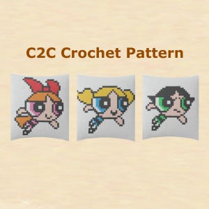Puede incluir: Tres cojines cuadrados blancos con imágenes pixeladas de las Supernenas. Pétalo tiene un lazo rojo, Burbuja tiene coletas rubias y Cactus tiene el pelo negro. El texto "C2C Crochet Pattern" está encima de los cojines.