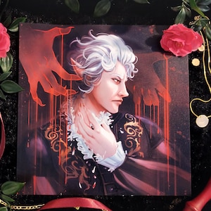 Könnte beinhalten: Ein Druck eines Portraits einer Person mit weißen Haaren und einem spitzen Ohr, die eine dunkle, verzierte Jacke mit goldenen Stickereien trägt. Die Person ist von roten, tropfenden Händen umgeben.