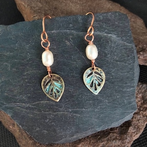 Pendientes de hoja de latón, pendientes de perlas rústicas, pendientes antiguos, regalo de aniversario, joyería de perlas naturales