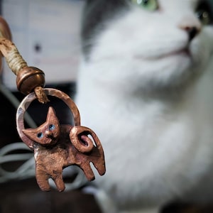 猫のネックレス、猫のチャームペンダント、動物愛好家の手作りジュエリー、素朴な銅製ジュエリー