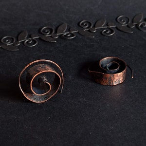 copper spiral earrings, spiral hoops, hammered loop earrings, rustic spiral earrings