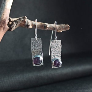 Gehämmerte Silber Ohrringe, Amethyst Ohrringe, Sterling Silber Ohrhänger, Februar Geburtsstein, lila Amethyst Schmuck
