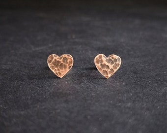 Gehamerde koperen hartoorbellen, kleine oorknopjes, delicate hartstekers, 7e verjaardagscadeau, rustieke sieraden, cadeau voor vrouw
