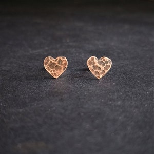 Hammered copper heart earrings, Tiny stud earrings, Delicate heart studs, 7th anniversary gift, Rustic jewelry, Gift for wife