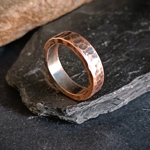 Dikke koperen bandring, gehamerde koperen ring, rustieke Vikingstijl, massief koperen ring, 7e verjaardagscadeau, dunne bandring, koperen ring heren