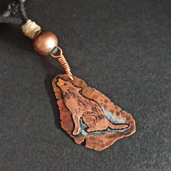 Collier loup en cuivre, texture marteau rustique, cadeau pour lui, médaille loup, bijoux animaux, pendentif loup hurlant