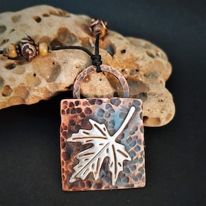 Ahornblatt Halskette, Blattsilber Halskette, gehämmerter rustikaler Schmuck, Kupfer und Silber Halskette, Herbst Herbst Halskette