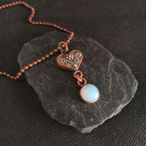 Collier médaillon coeur en cuivre, collier en opaline bleue, collier vintage rustique, collier tendance, collier à pendentif coeur creux