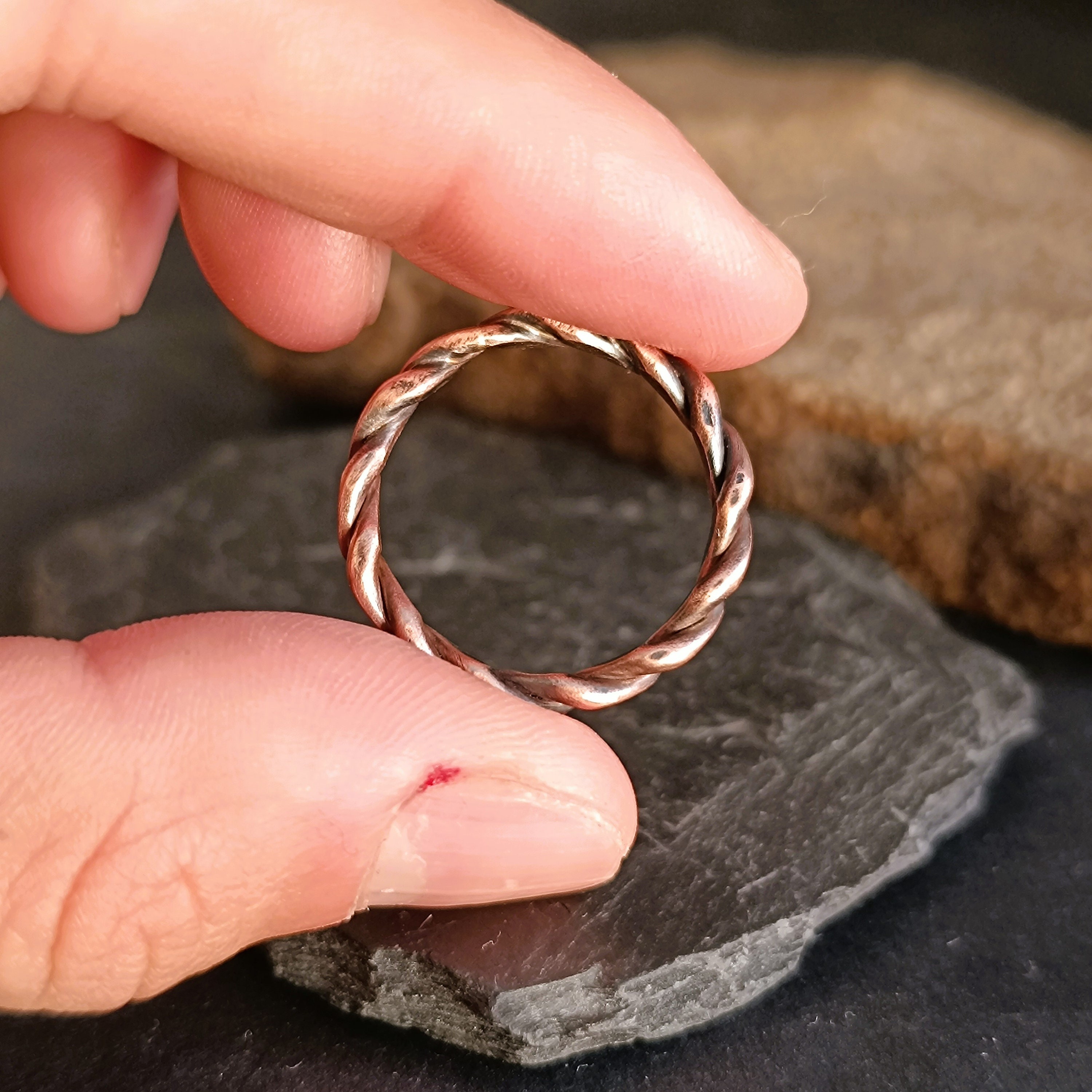 ハンドメイドの槌目銅製テンソルリング - 素朴な癒しのジュエリー
