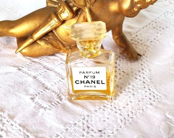 CHANEL シャネル　ヴィンテージ　香水ボトルプリントスカーフ　84x88 CHANEL シャネル ヴィンテージ 香水ボトルプリントスカーフ