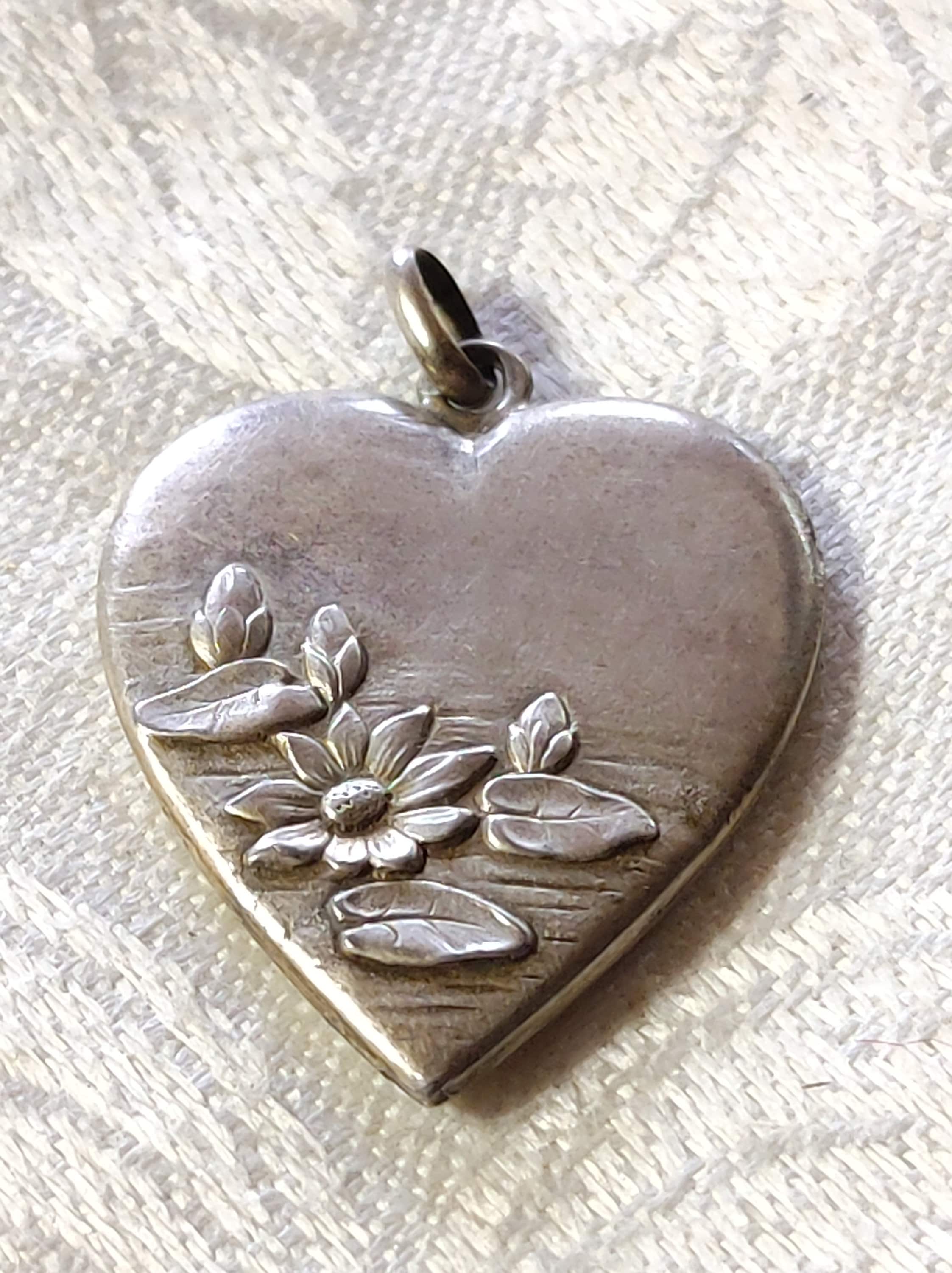 大特価放出！ 1920s Silver Water Lily Heart Miniature Pendant Charm Finely シルバー