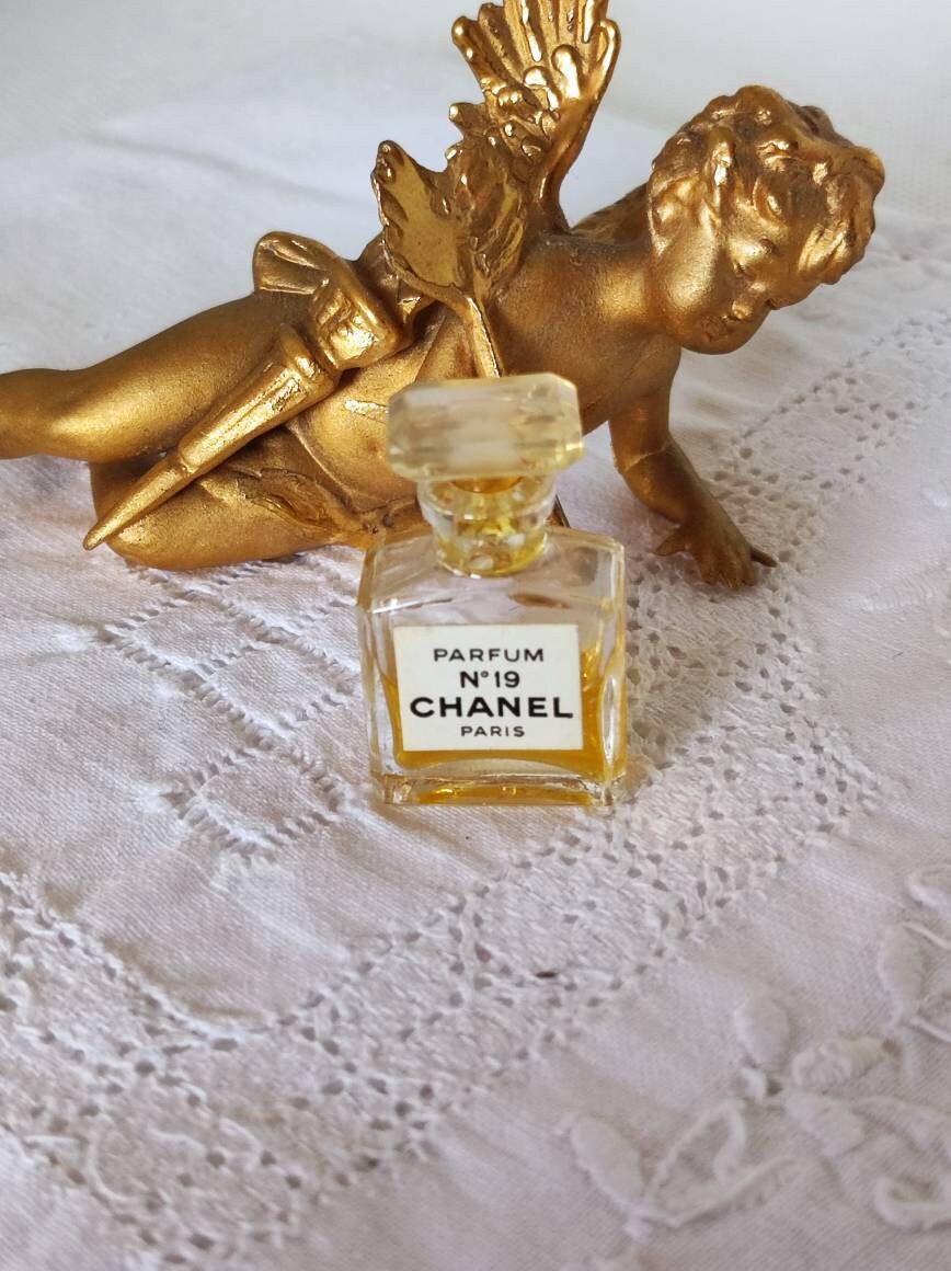 Vintage No. 5 Chanel Perfume Bottle Size 8 .5 Fluid Ounce 