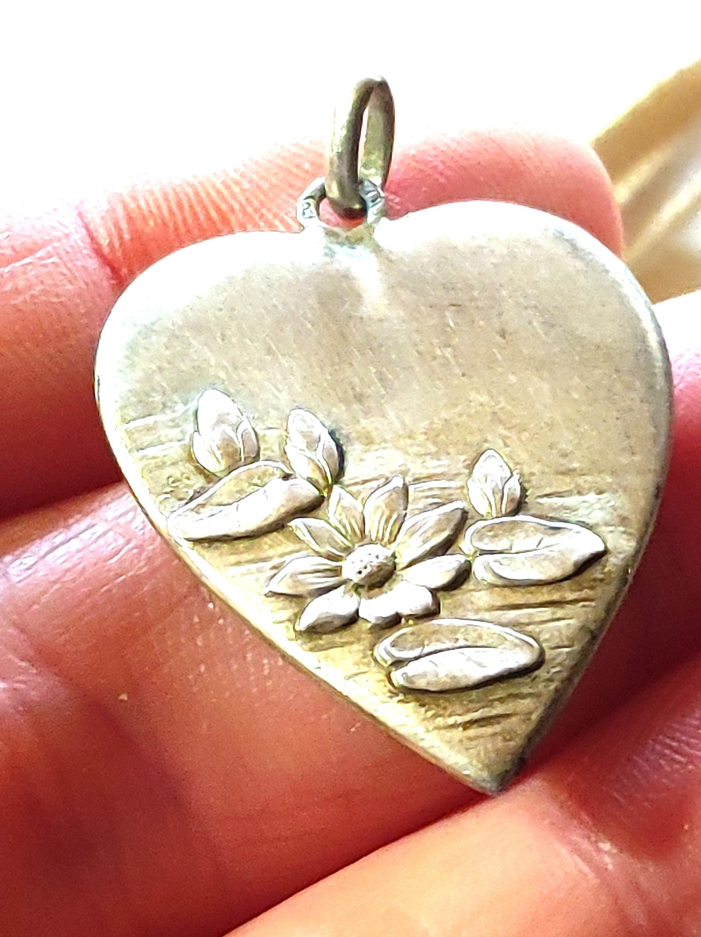 【2024最新】SNSで話題・人気の商品のおすすめアイテム 1920s Silver Finely Charm Pendant Miniature Heart Lily Water シルバー