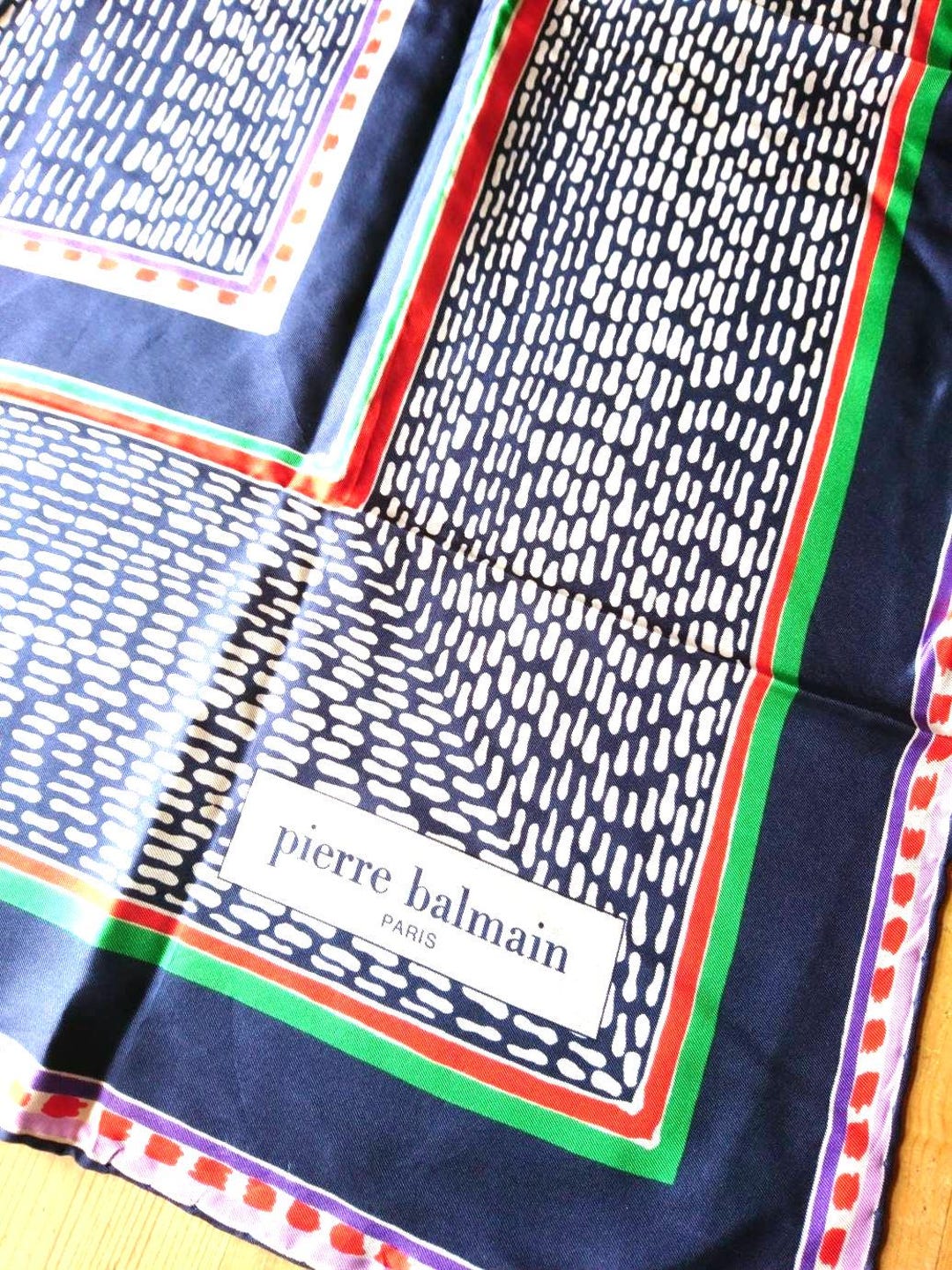 Foulard En Soie 100% Pierre Balmain – Vintage Rouge, Roulotté Main, état Impeccable