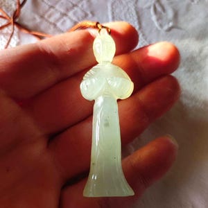 Pingente antigo de jade verde Guanyin da década de 1930 esculpido em jade pálido