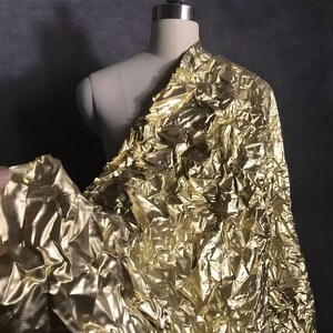 Tessuto riflettente liquido dorato e pieghe metalliche termopressate / Accessori di moda di lusso / Home - StageDecor Fashion DesignArt Craft